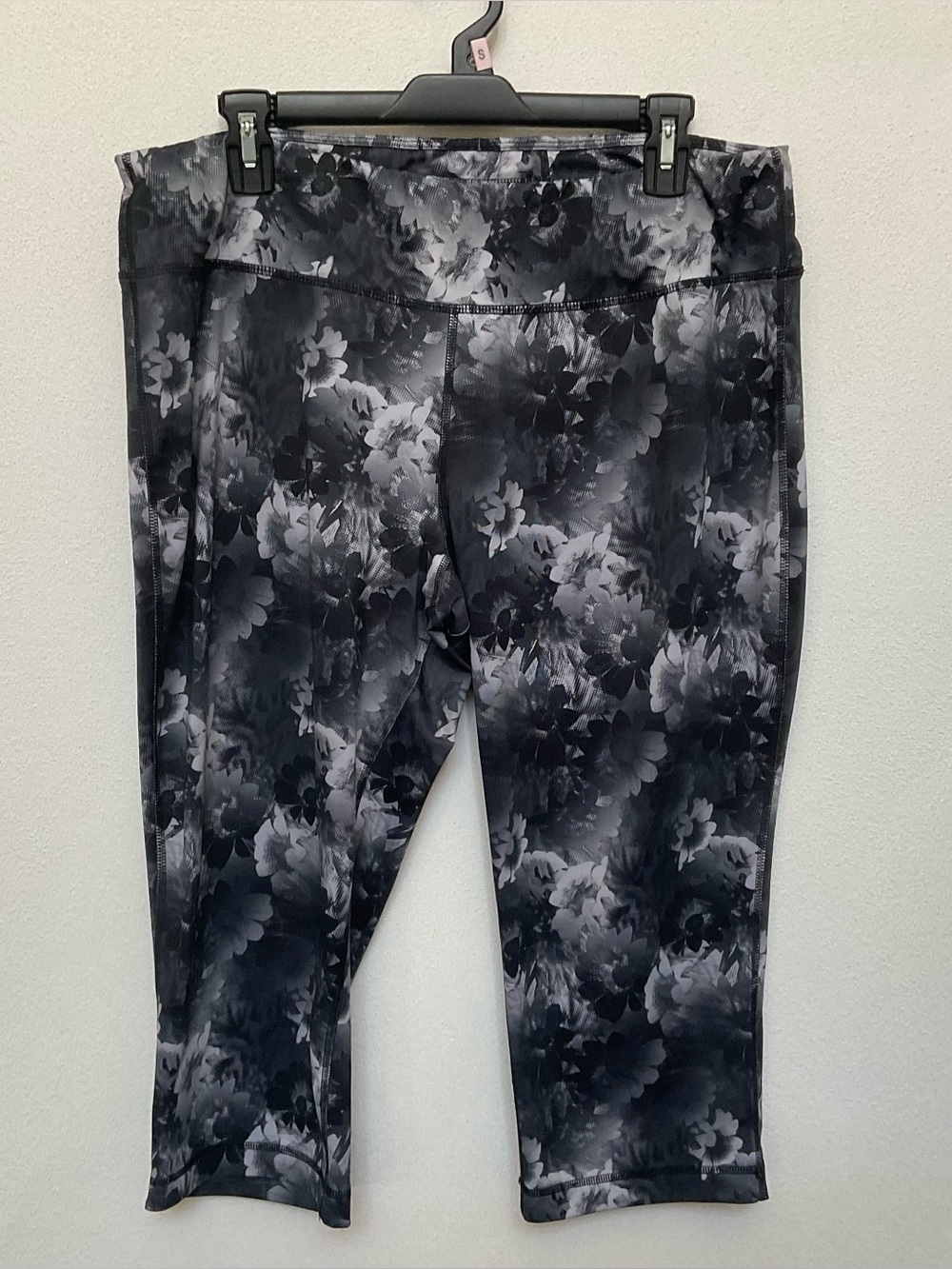 Danskin Now Black, Grey, White Floral Print Cropped Leggings Size XL Workout Gym